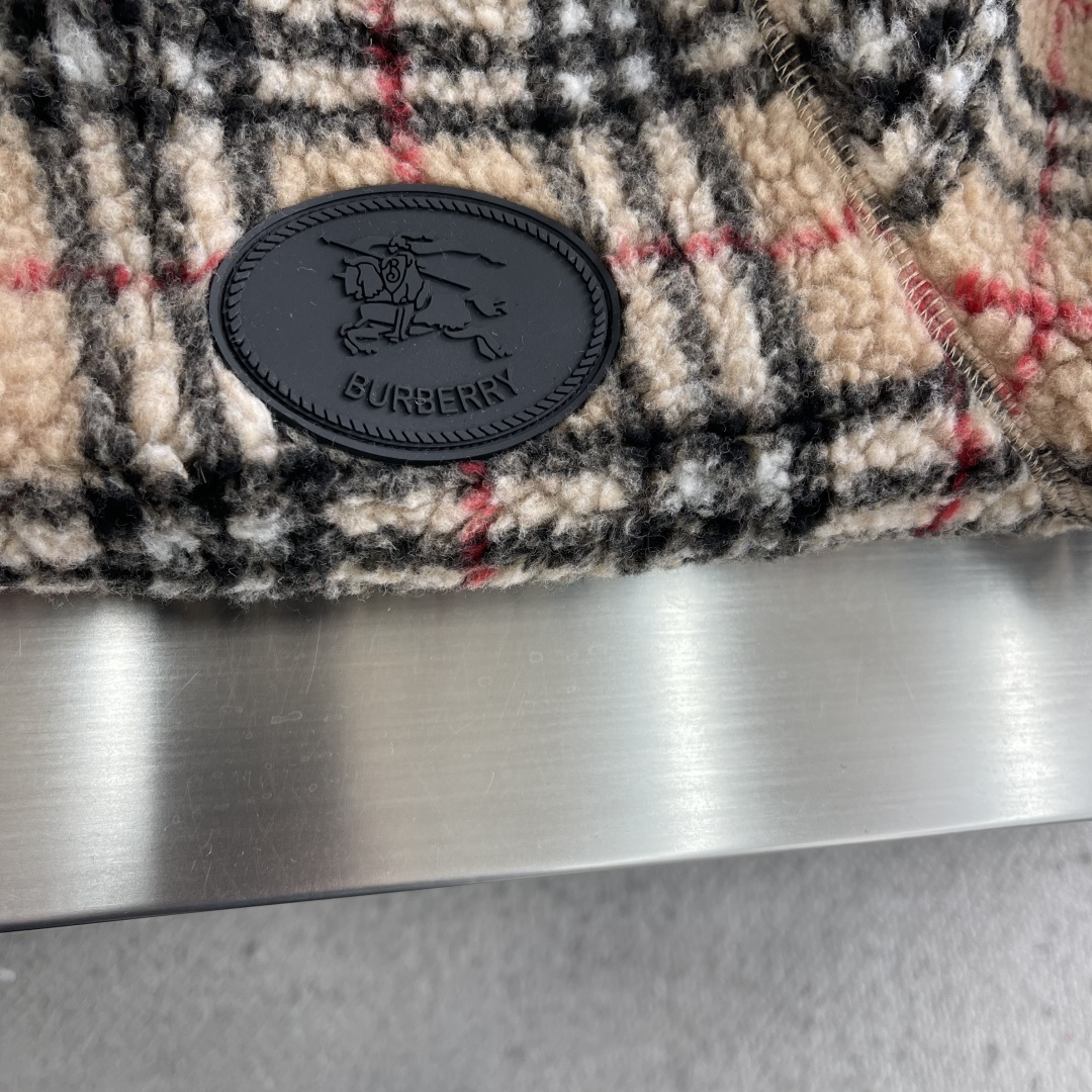 -BBR 格纹羊羔绒夹克。采用羊毛羊绒混纺，柔软又保暖，秋冬穿超舒服!经典格纹+黑色拉链，复古又时髦，胸