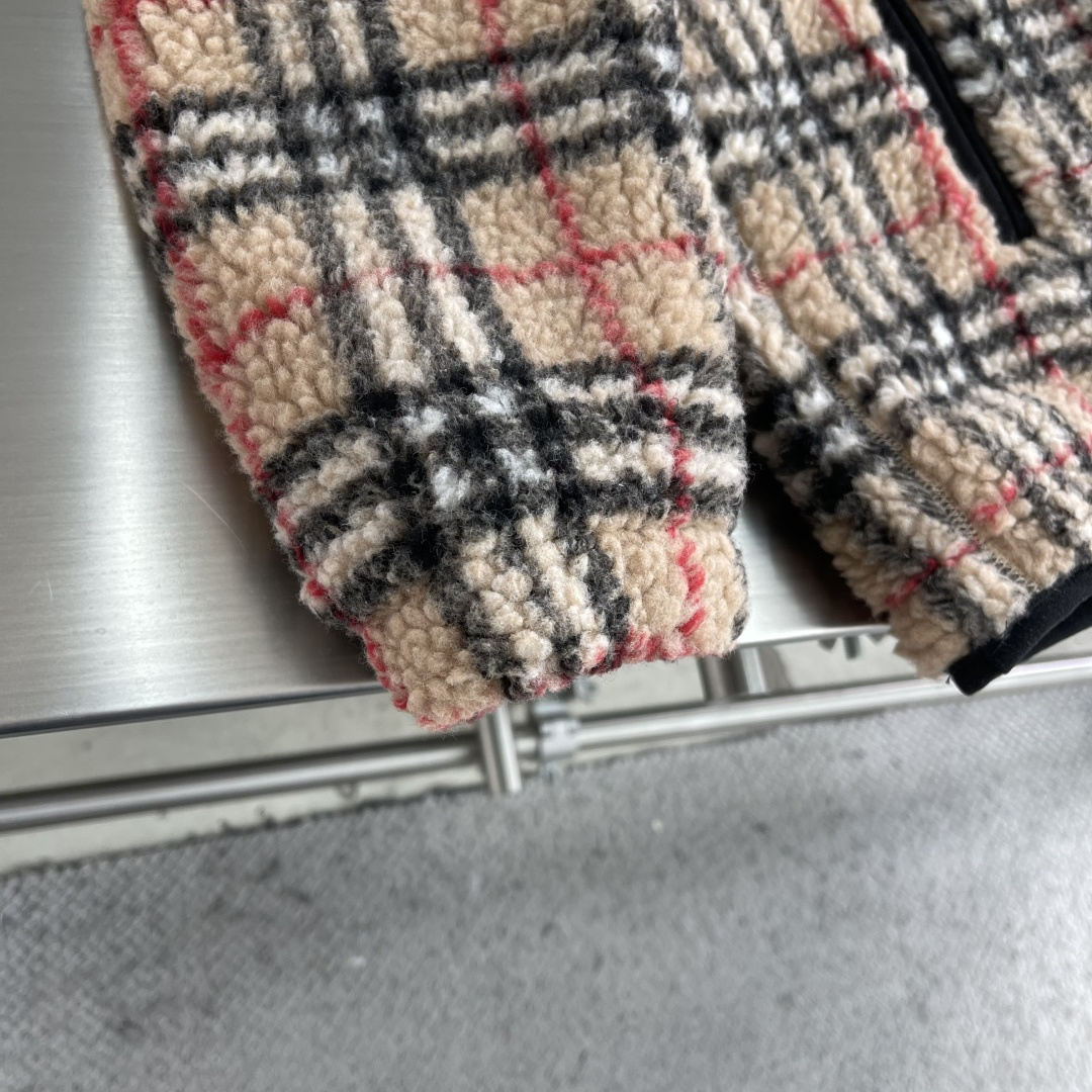 -BBR 格纹羊羔绒夹克。采用羊毛羊绒混纺，柔软又保暖，秋冬穿超舒服!经典格纹+黑色拉链，复古又时髦，胸