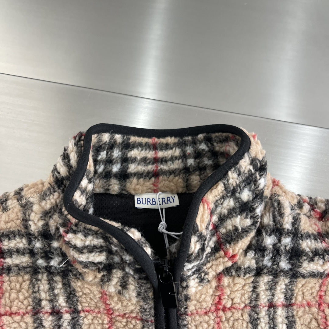 -BBR 格纹羊羔绒夹克。采用羊毛羊绒混纺，柔软又保暖，秋冬穿超舒服!经典格纹+黑色拉链，复古又时髦，胸