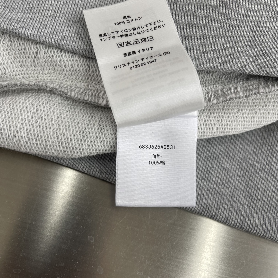 -Dio 新款小马刺绣和印花卫衣。这款卫衣是二零二六夏季男装系列新品，展现小马刺绣和印花廓形，由时尚设计