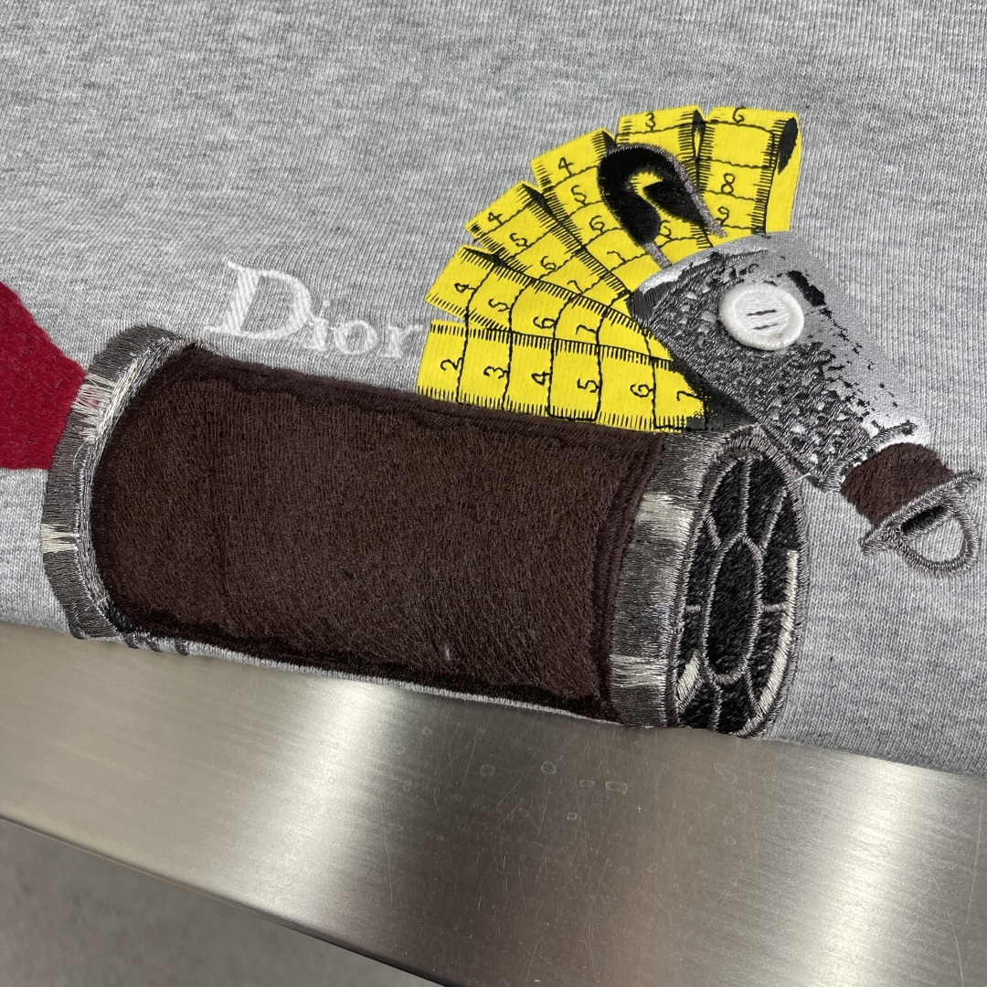 -Dio 新款小马刺绣和印花卫衣。这款卫衣是二零二六夏季男装系列新品，展现小马刺绣和印花廓形，由时尚设计