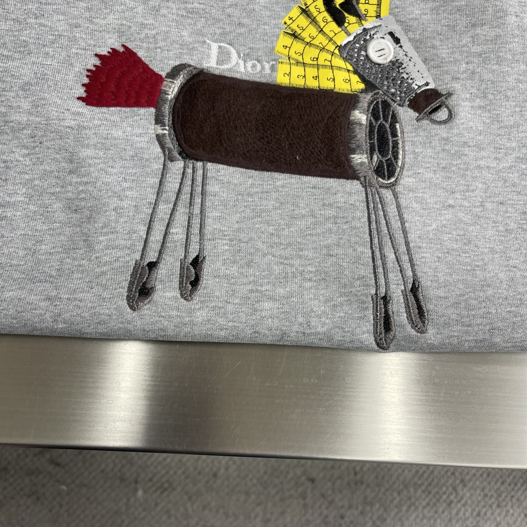 -Dio 新款小马刺绣和印花卫衣。这款卫衣是二零二六夏季男装系列新品，展现小马刺绣和印花廓形，由时尚设计