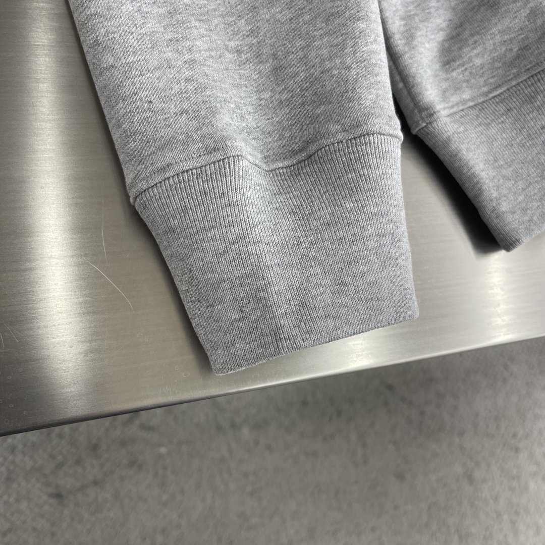 -Dio 新款小马刺绣和印花卫衣。这款卫衣是二零二六夏季男装系列新品，展现小马刺绣和印花廓形，由时尚设计