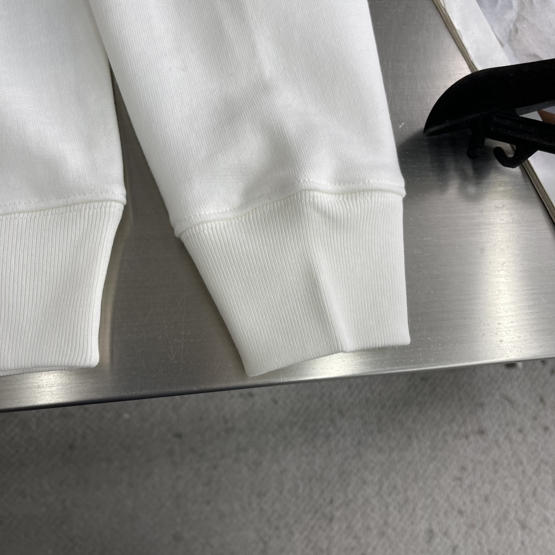 -Dio 新款🍀卫衣，这款卫衣是乔纳森。安德森(Jonathan Anderson)通过Dio* Clo