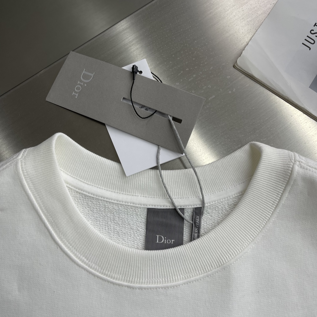 -Dio 新款🍀卫衣，这款卫衣是乔纳森。安德森(Jonathan Anderson)通过Dio* Clo