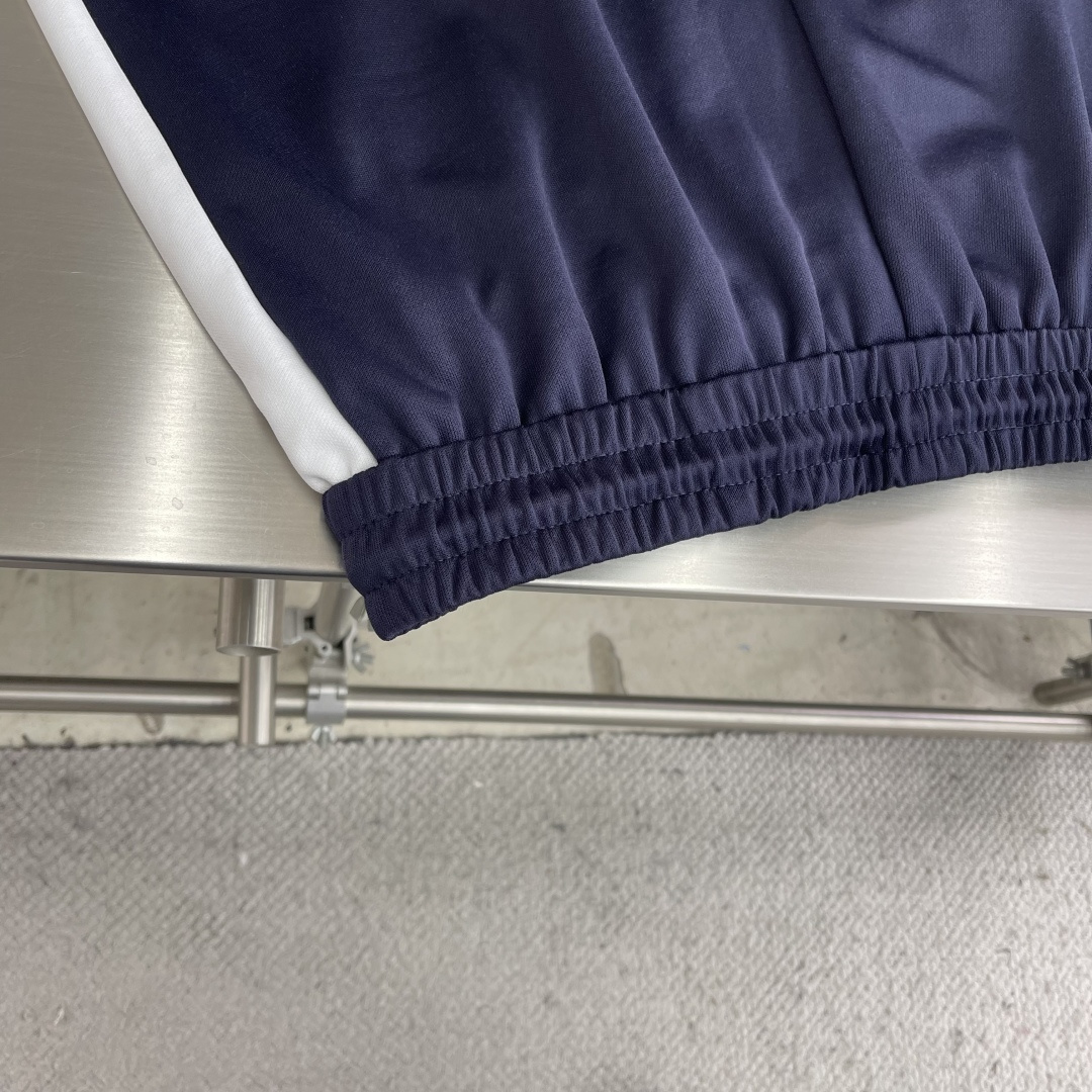 -GUCC 新款刺绣运动短裤。这款深蓝色运动短裤，侧边白色条纹+双G刺绣，品牌感满满!轻质聚酯纤维材质，