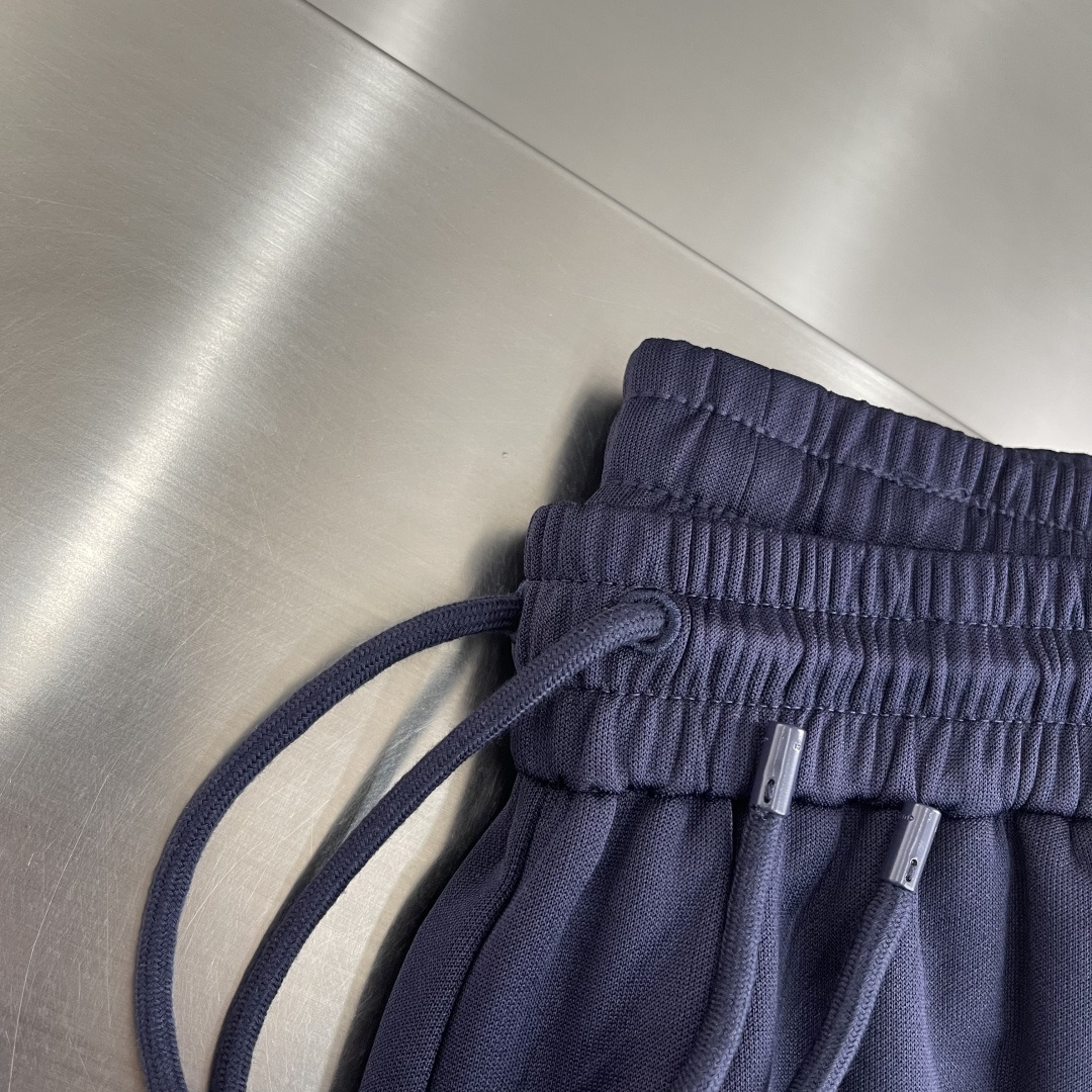 -GUCC 新款刺绣运动短裤。这款深蓝色运动短裤，侧边白色条纹+双G刺绣，品牌感满满!轻质聚酯纤维材质，