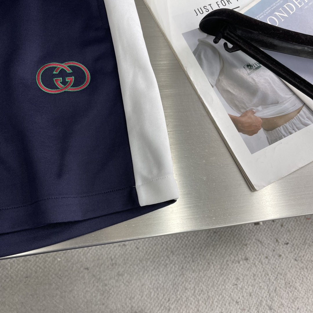 -GUCC 新款刺绣运动短裤。这款深蓝色运动短裤，侧边白色条纹+双G刺绣，品牌感满满!轻质聚酯纤维材质，