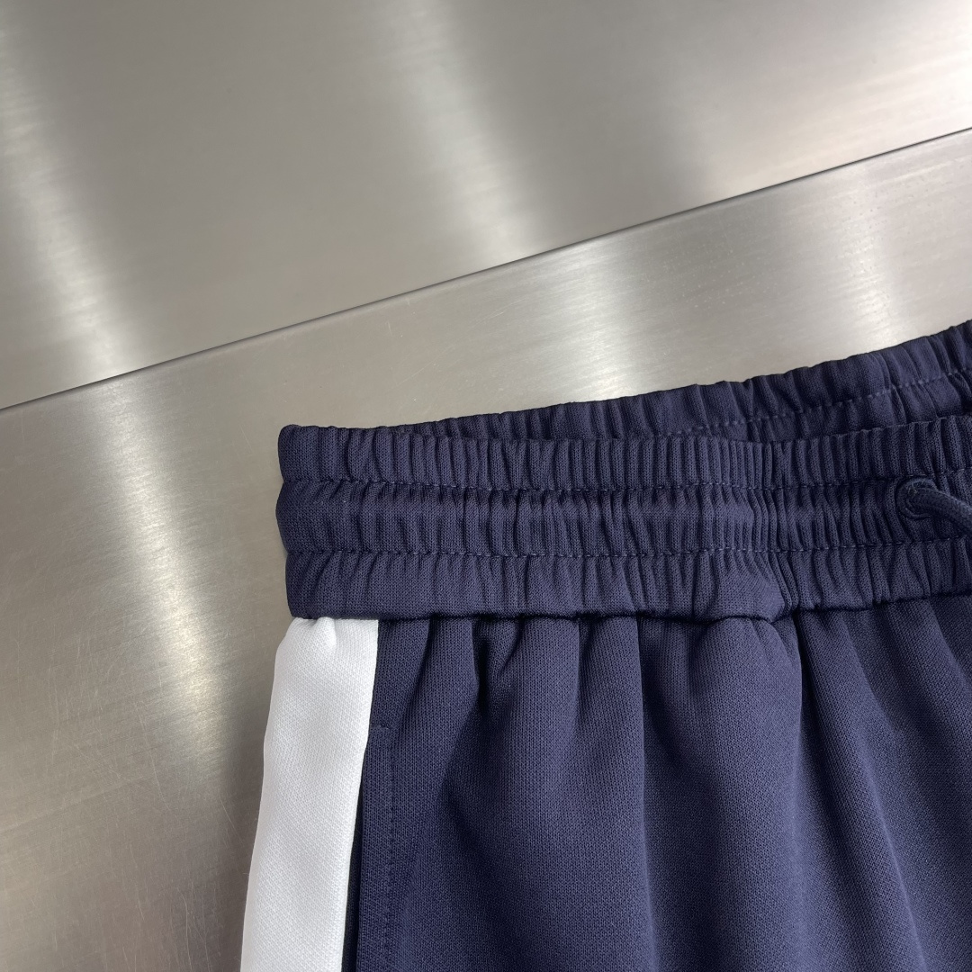 -GUCC 新款刺绣运动短裤。这款深蓝色运动短裤，侧边白色条纹+双G刺绣，品牌感满满!轻质聚酯纤维材质，