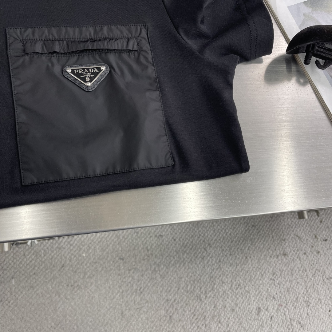 -PRAD 经典款三角微标Polo衫。这款采用丝光棉材质，柔软透气，夏天穿超舒服!胸前三角LOGO刺绣+