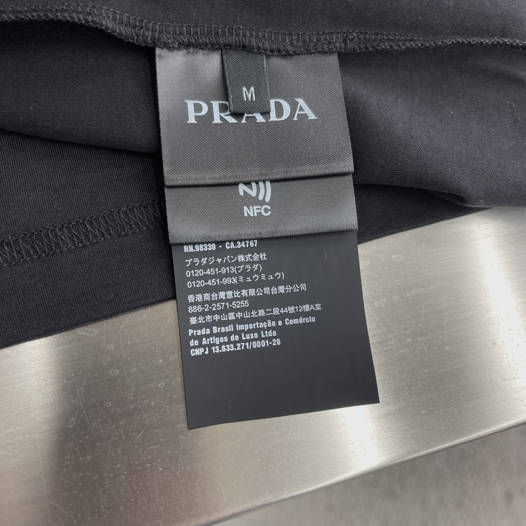 -PRAD 经典款三角微标Polo衫。这款采用丝光棉材质，柔软透气，夏天穿超舒服!胸前三角LOGO刺绣+