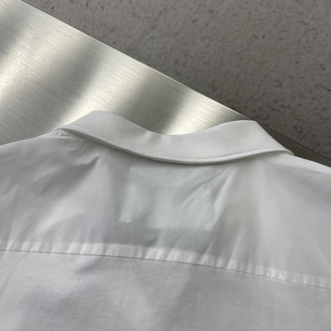 -PRAD 经典款三角微标Polo衫。这款采用丝光棉材质，柔软透气，夏天穿超舒服!胸前三角LOGO刺绣+