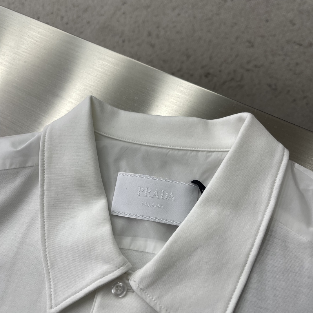 -PRAD 经典款三角微标Polo衫。这款采用丝光棉材质，柔软透气，夏天穿超舒服!胸前三角LOGO刺绣+