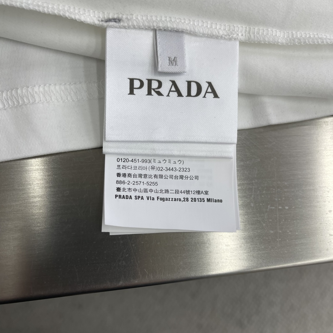 -PRAD 经典款三角微标Polo衫。这款采用丝光棉材质，柔软透气，夏天穿超舒服!胸前三角LOGO刺绣+