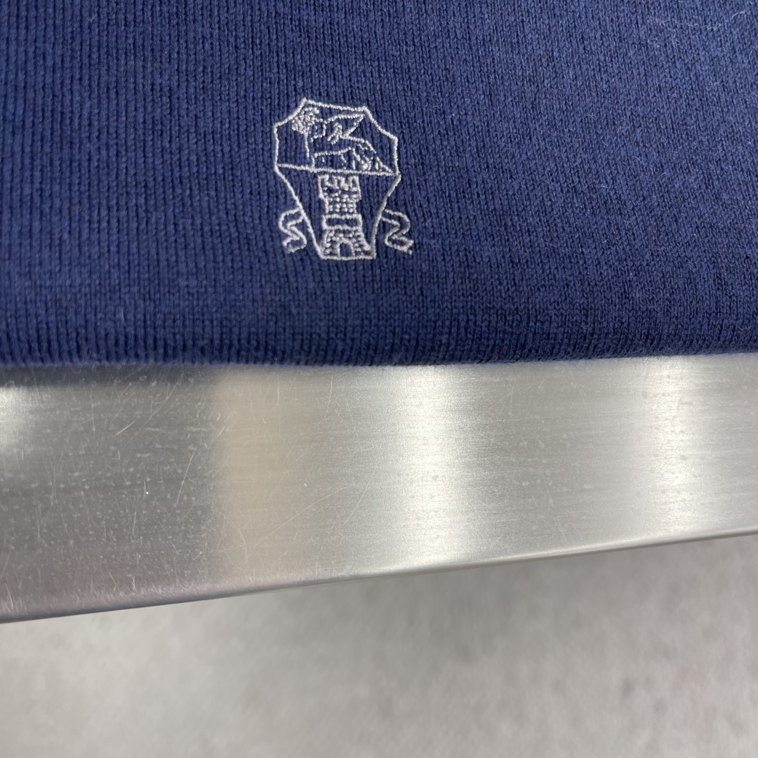 -BC 新款针织Polo衫。这款翻领针织Polo衫柔软舒适，修身剪裁，三粒扣设计+左胸品牌刺绣，细节满分