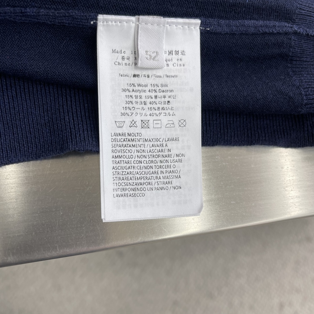 -BC 新款针织Polo衫。这款翻领针织Polo衫柔软舒适，修身剪裁，三粒扣设计+左胸品牌刺绣，细节满分