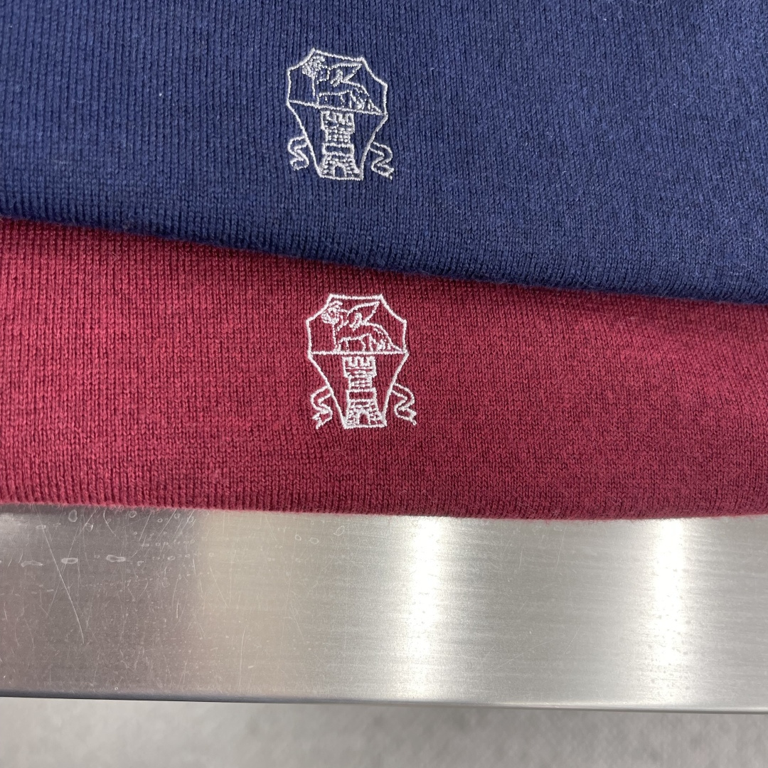 -BC 新款针织Polo衫。这款翻领针织Polo衫柔软舒适，修身剪裁，三粒扣设计+左胸品牌刺绣，细节满分