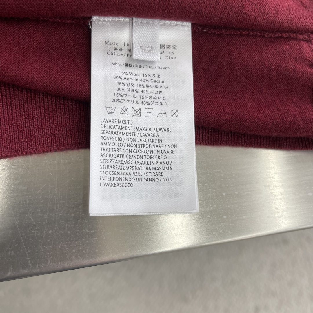 -BC 新款针织Polo衫。这款翻领针织Polo衫柔软舒适，修身剪裁，三粒扣设计+左胸品牌刺绣，细节满分