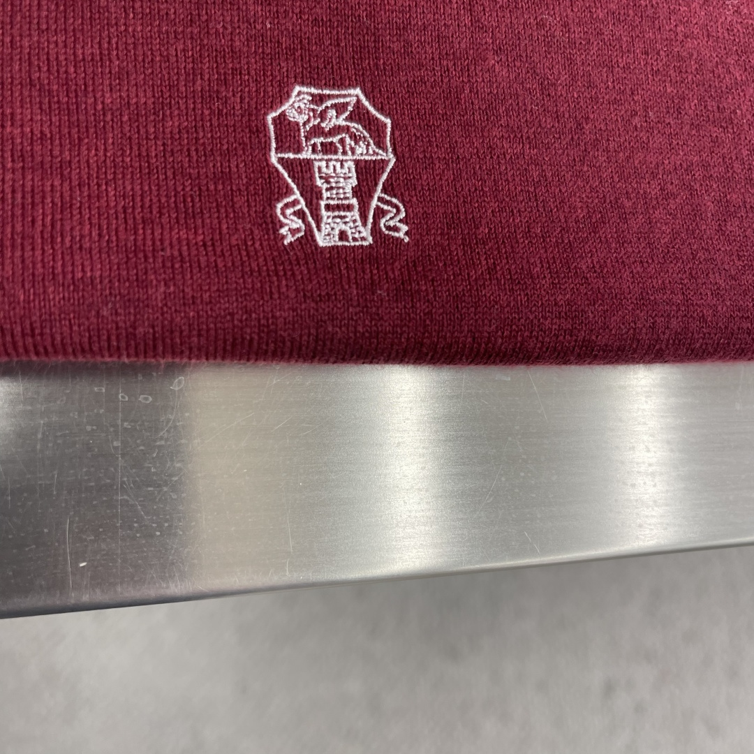 -BC 新款针织Polo衫。这款翻领针织Polo衫柔软舒适，修身剪裁，三粒扣设计+左胸品牌刺绣，细节满分