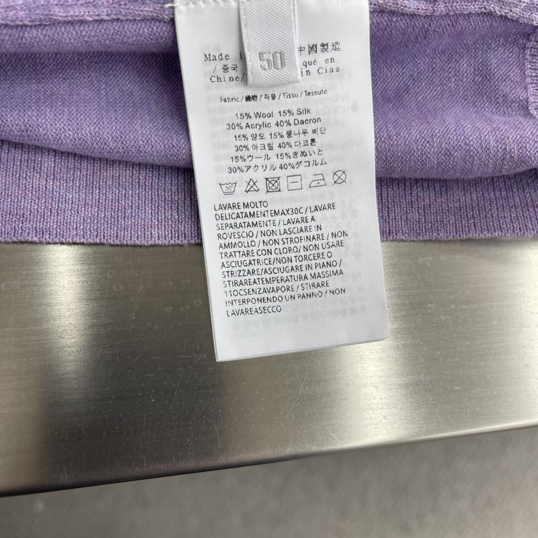 -BC 新款针织Polo衫。这款翻领针织Polo衫柔软舒适，修身剪裁，三粒扣设计+左胸品牌刺绣，细节满分