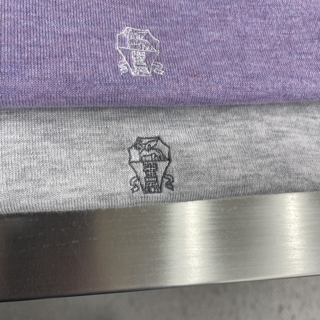 -BC 新款针织Polo衫。这款翻领针织Polo衫柔软舒适，修身剪裁，三粒扣设计+左胸品牌刺绣，细节满分
