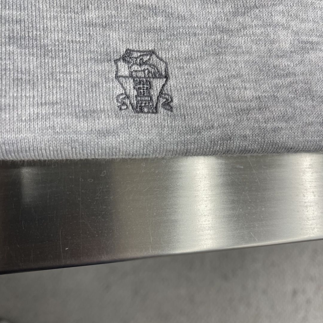 -BC 新款针织Polo衫。这款翻领针织Polo衫柔软舒适，修身剪裁，三粒扣设计+左胸品牌刺绣，细节满分
