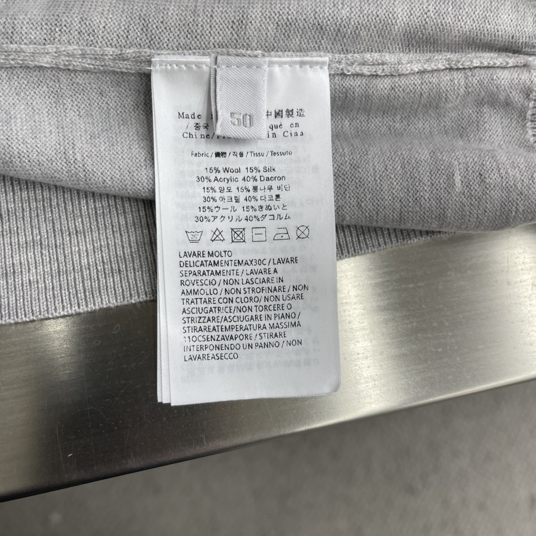-BC 新款针织Polo衫。这款翻领针织Polo衫柔软舒适，修身剪裁，三粒扣设计+左胸品牌刺绣，细节满分