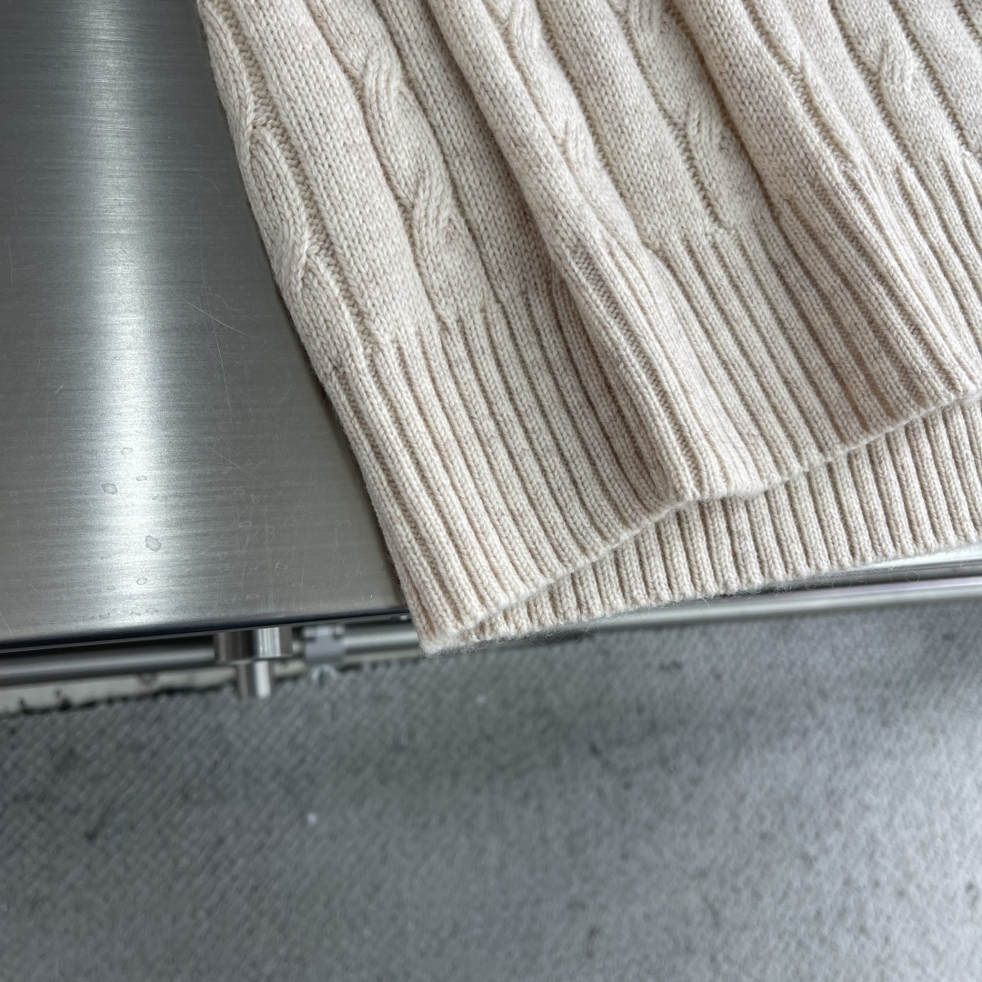 -PRAD 圆领绞花毛衣。采用羊毛混纺，柔软又保暖，穿着超舒服!经典绞花纹理，温柔又高级，叠穿白衬衫层次