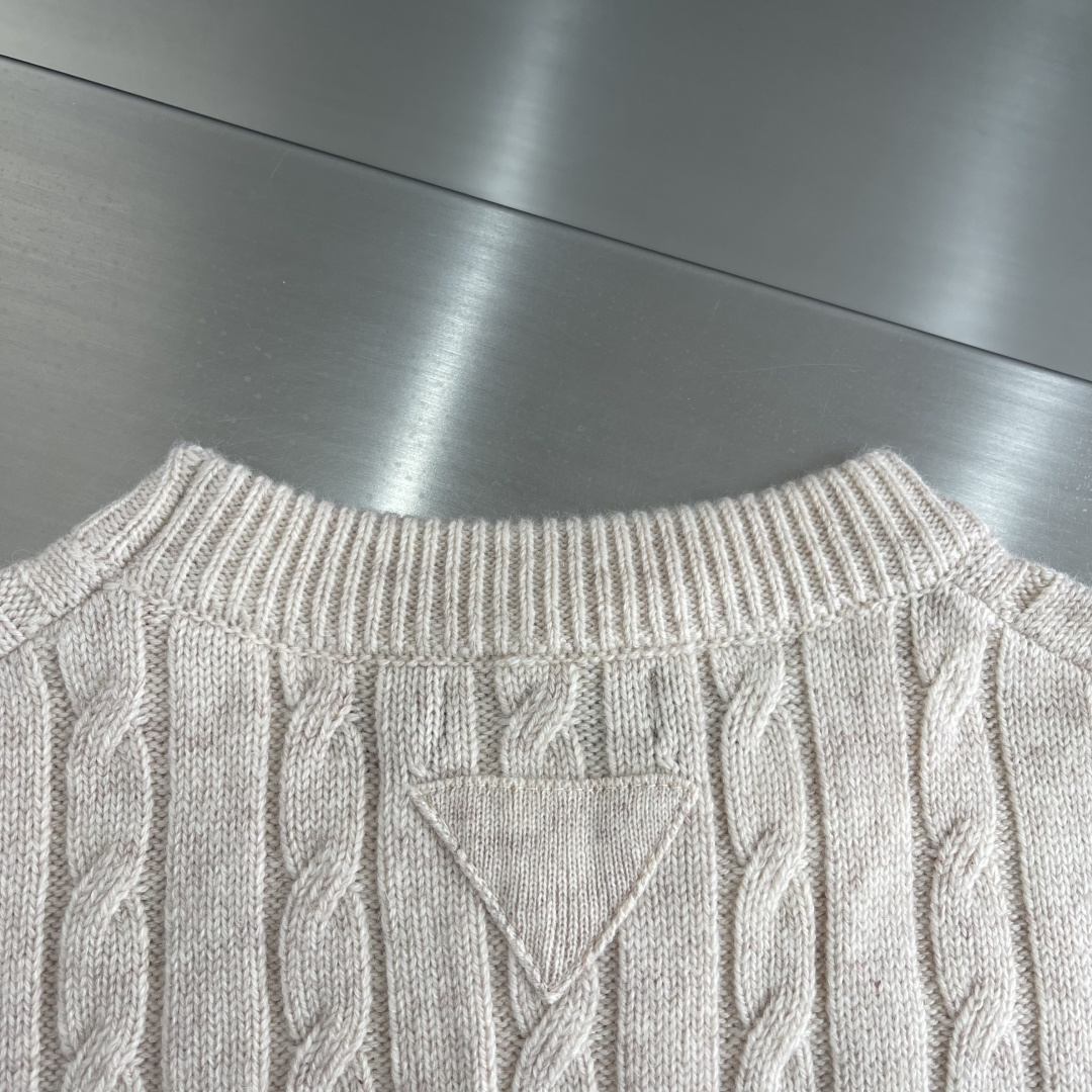 -PRAD 圆领绞花毛衣。采用羊毛混纺，柔软又保暖，穿着超舒服!经典绞花纹理，温柔又高级，叠穿白衬衫层次