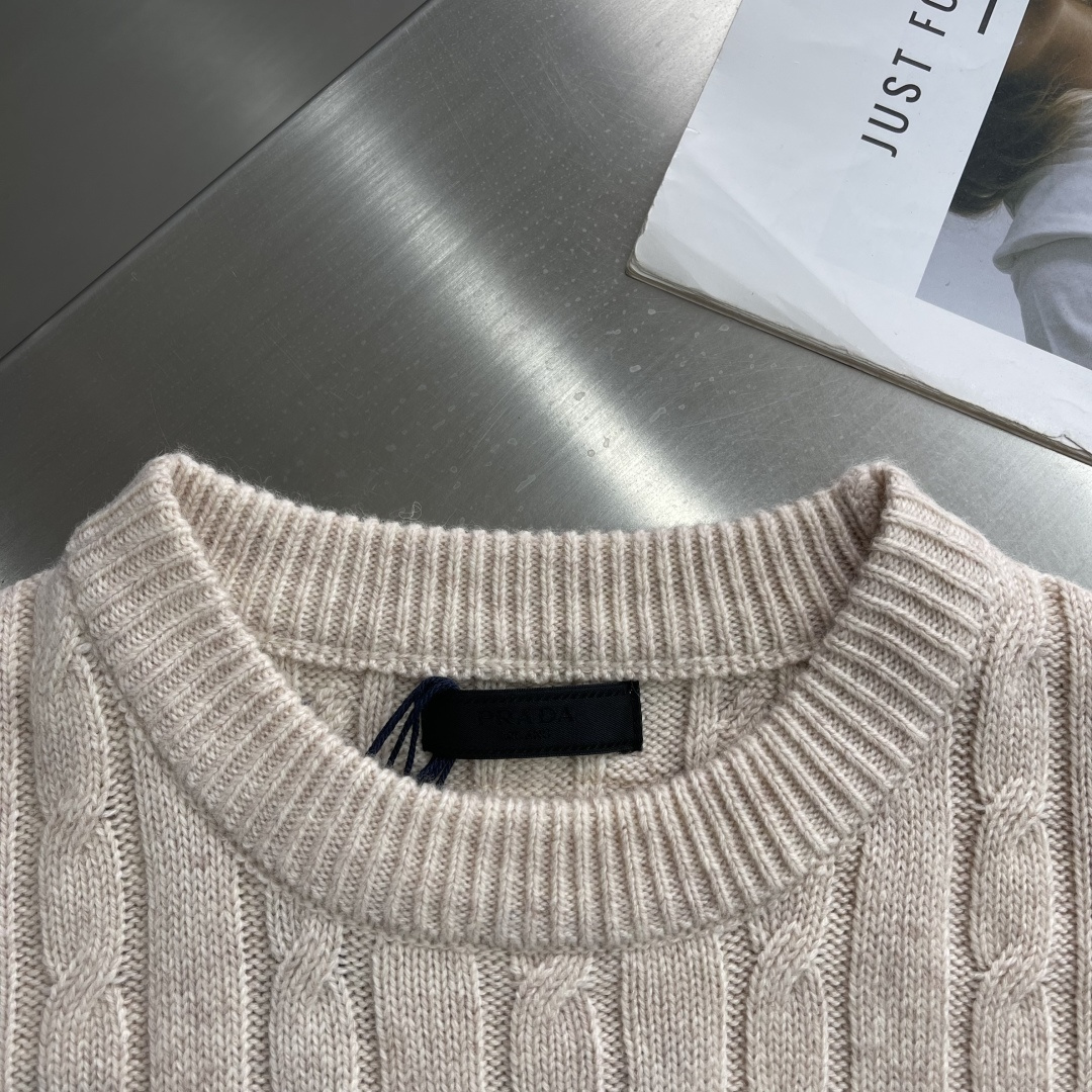 -PRAD 圆领绞花毛衣。采用羊毛混纺，柔软又保暖，穿着超舒服!经典绞花纹理，温柔又高级，叠穿白衬衫层次