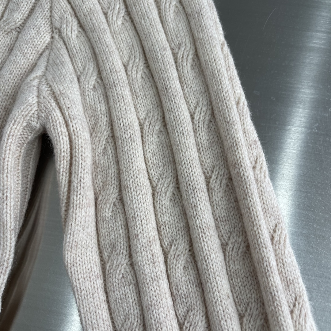 -PRAD 圆领绞花毛衣。采用羊毛混纺，柔软又保暖，穿着超舒服!经典绞花纹理，温柔又高级，叠穿白衬衫层次