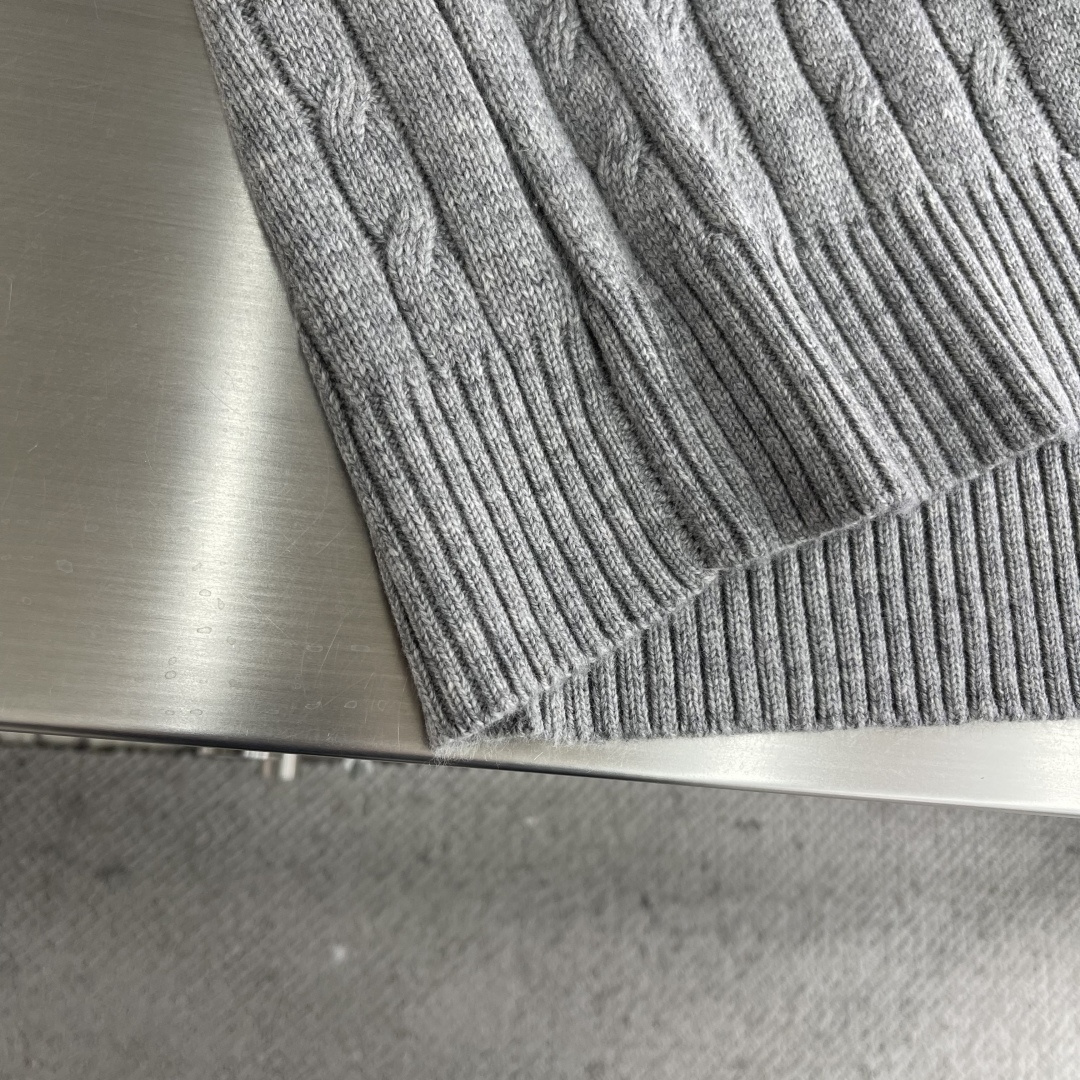 -PRAD 圆领绞花毛衣。采用羊毛混纺，柔软又保暖，穿着超舒服!经典绞花纹理，温柔又高级，叠穿白衬衫层次