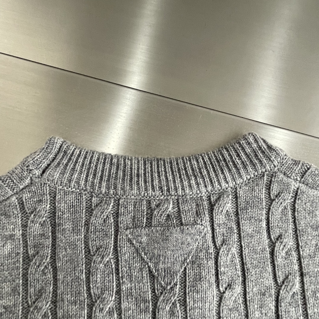 -PRAD 圆领绞花毛衣。采用羊毛混纺，柔软又保暖，穿着超舒服!经典绞花纹理，温柔又高级，叠穿白衬衫层次