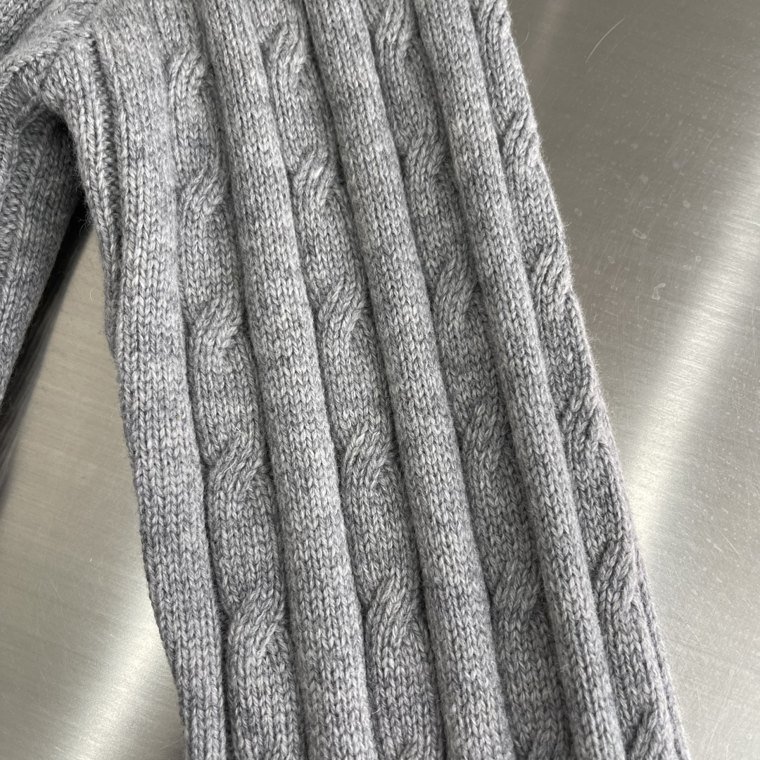 -PRAD 圆领绞花毛衣。采用羊毛混纺，柔软又保暖，穿着超舒服!经典绞花纹理，温柔又高级，叠穿白衬衫层次