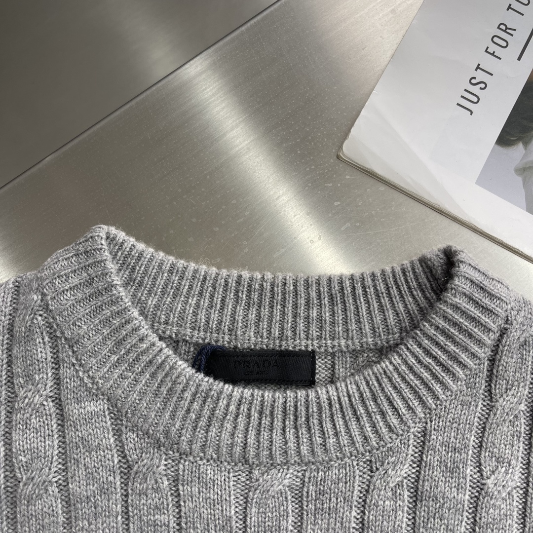 -PRAD 圆领绞花毛衣。采用羊毛混纺，柔软又保暖，穿着超舒服!经典绞花纹理，温柔又高级，叠穿白衬衫层次