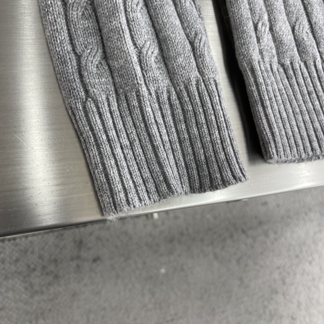 -PRAD 圆领绞花毛衣。采用羊毛混纺，柔软又保暖，穿着超舒服!经典绞花纹理，温柔又高级，叠穿白衬衫层次