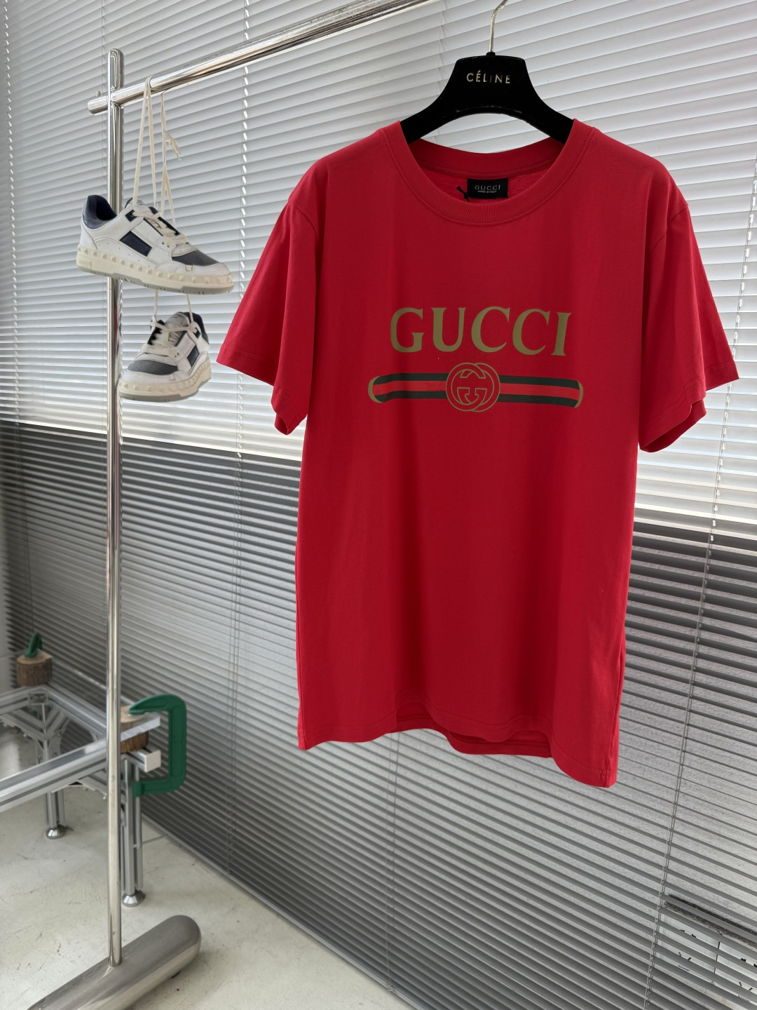 -GUCC 26ss新款饰印花桑蚕丝混纺针织T恤隆重推出2026春夏系列。这款款式灵感源自La Fami