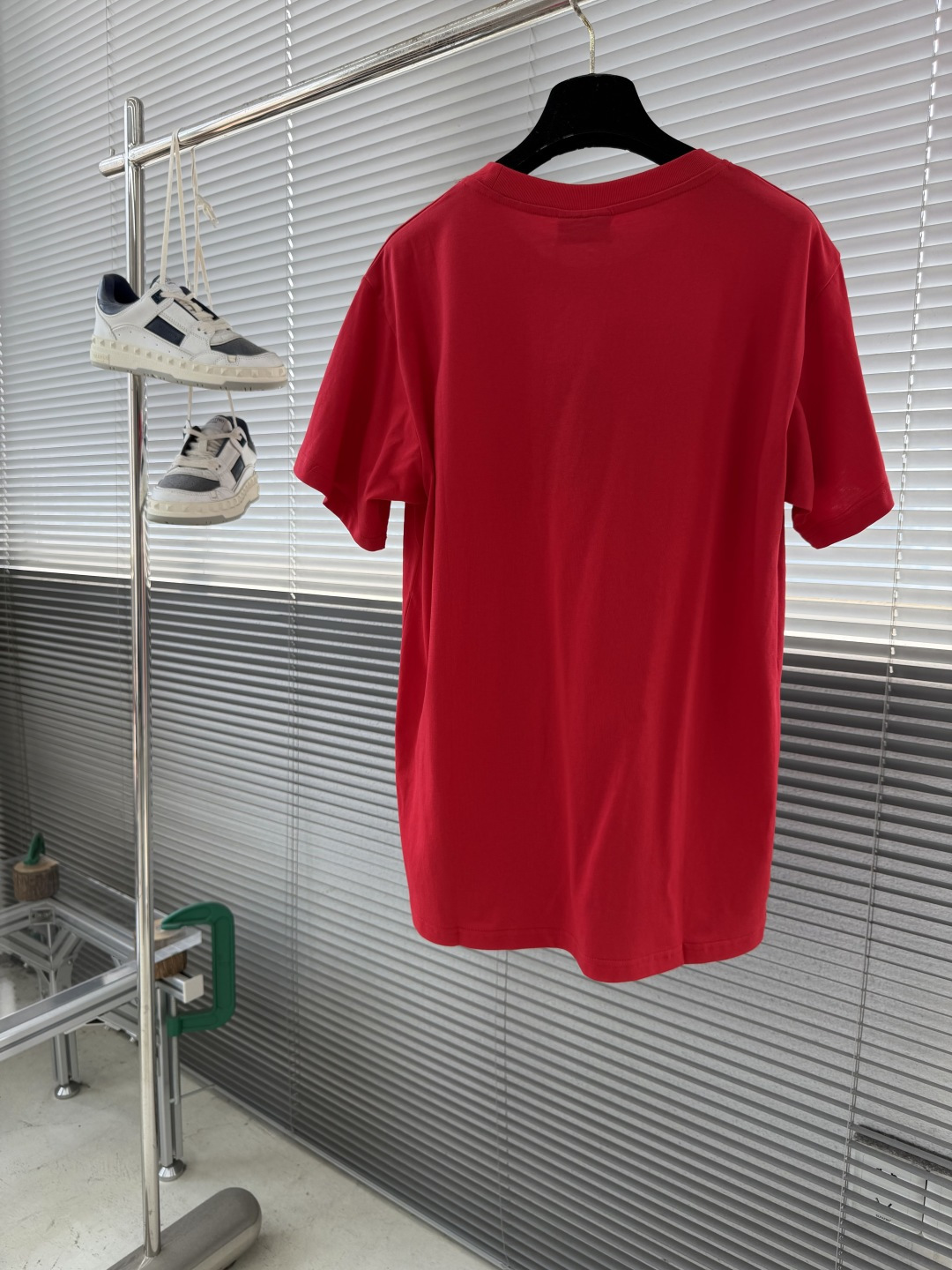 -GUCC 26ss新款饰印花桑蚕丝混纺针织T恤隆重推出2026春夏系列。这款款式灵感源自La Fami