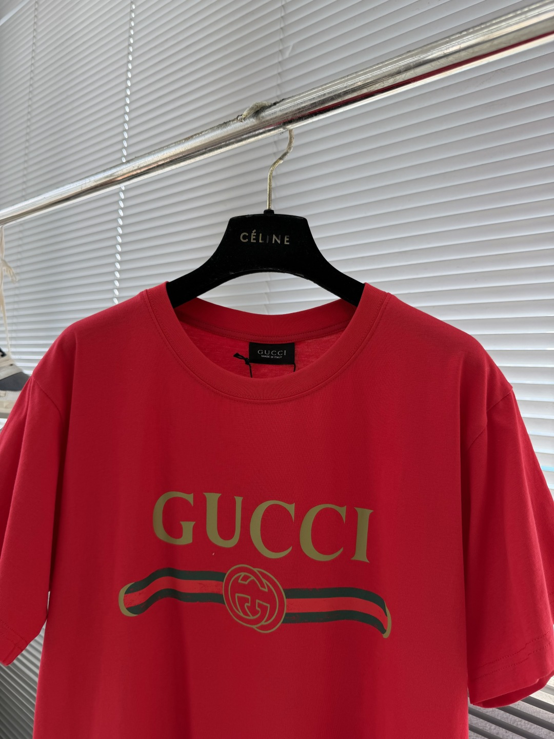 -GUCC 26ss新款饰印花桑蚕丝混纺针织T恤隆重推出2026春夏系列。这款款式灵感源自La Fami