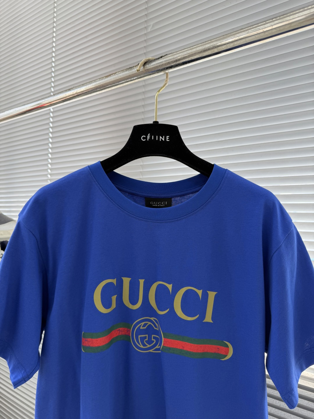 -GUCC 26ss新款饰印花桑蚕丝混纺针织T恤隆重推出2026春夏系列。这款款式灵感源自La Fami