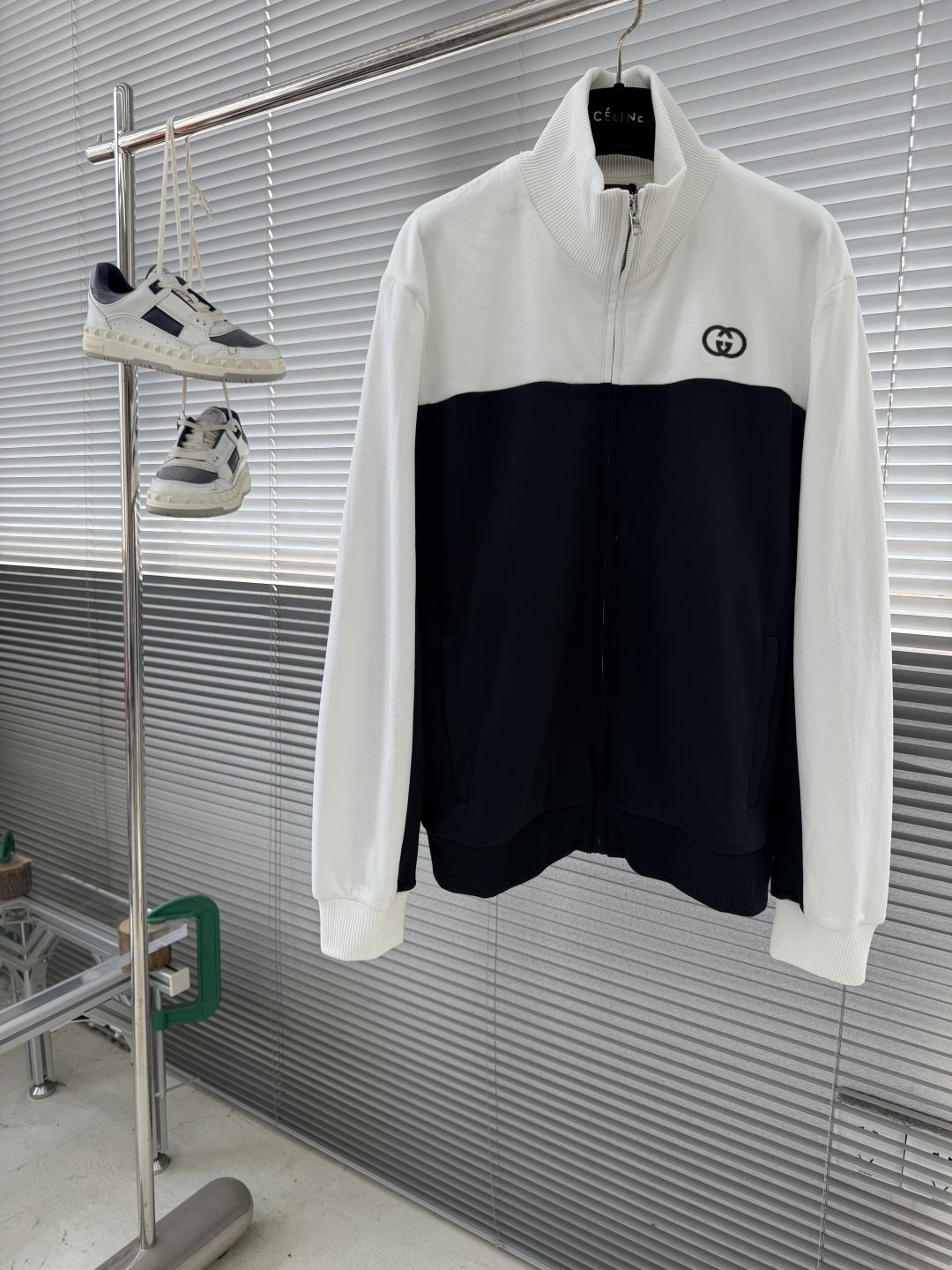 NO:743512,Jacket - GUCC 26ss new jersey zipper jacket brand elements are cleverly integrated into the silhouette, fabric and craftsmanship, continuing the brand heritage and interpreting contemporary aesthetics. This jersey jacket is embellished with interlocking Double G embroidery, showing its exquisite charm. Size S.M.L.  52.5,Gucci-clothing,gucci,gucci,jackets & coats,jackets & coats,19860909外套 -GUCC 26ss新款平纹针织拉链夹克品牌元素巧妙融入廓形、面料与工艺,延续品牌传承底蕴,诠释当代美学.这款平纹针织夹克缀饰互扣式双G刺绣,一展精致魅力. 码数S.M.L.XL 衣长6869.5 71 73 胸围 124 128 132 136 肩宽48 49.5 51 52.5,古驰-服装,gucci,gucci,jackets & coats,jackets & coats,,Women's clothing