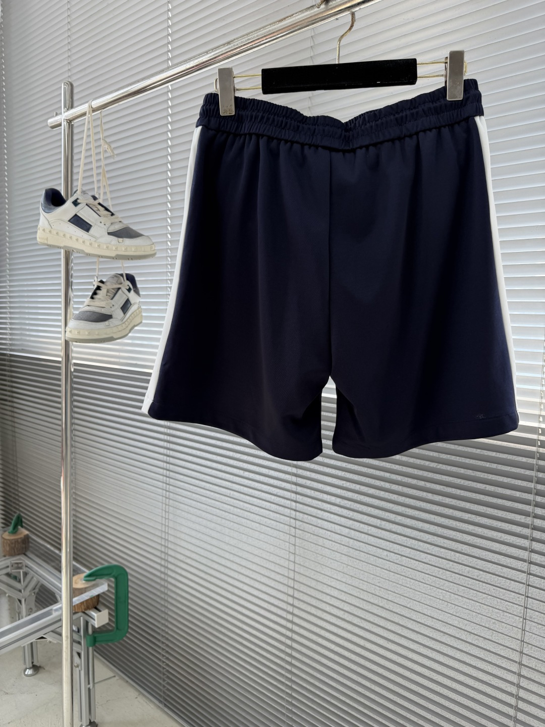-GUCC 新款刺绣运动短裤。这款深蓝色运动短裤，侧边白色条纹+双G刺绣，品牌感满满!轻质聚酯纤维材质，
