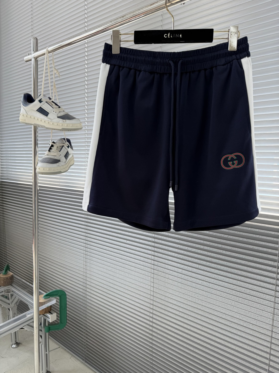-GUCC 新款刺绣运动短裤。这款深蓝色运动短裤，侧边白色条纹+双G刺绣，品牌感满满!轻质聚酯纤维材质，