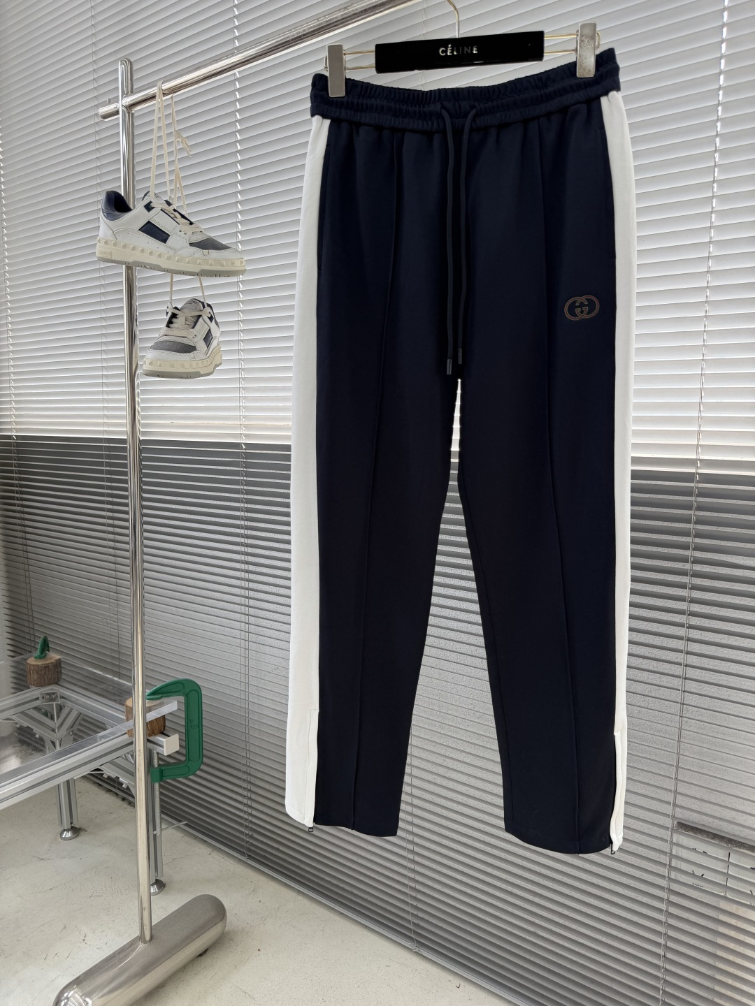 NO:743508,Trousers - GUCC26ss new jersey sports trousers brand elements are cleverly integrated into silhouette, fabric and technology, continuing the brand heritage and interpreting contemporary aesthetics. This jersey sports trousers is decorated with interlocking Double G embroidery, showing its exquisite charm. Size S.M.L.XL Pants length 102 103 104 104 Waist 78828690 Hips 106 114  118,Gucci-clothing,gucci,gucci,19860909长裤 -GUCC26ss新款平纹针织运动长裤品牌元素巧妙融入廓形、面料与工艺,延续品牌传承底蕴,诠释当代美学.这款平纹针织运动长裤缀饰互扣式双G刺绣,一展精致魅力. 码数S.M.L.XL 裤长 102 103 104 104 腰围78828690 臀围 106 114 118,古驰-服装,gucci,gucci,,Women's clothing