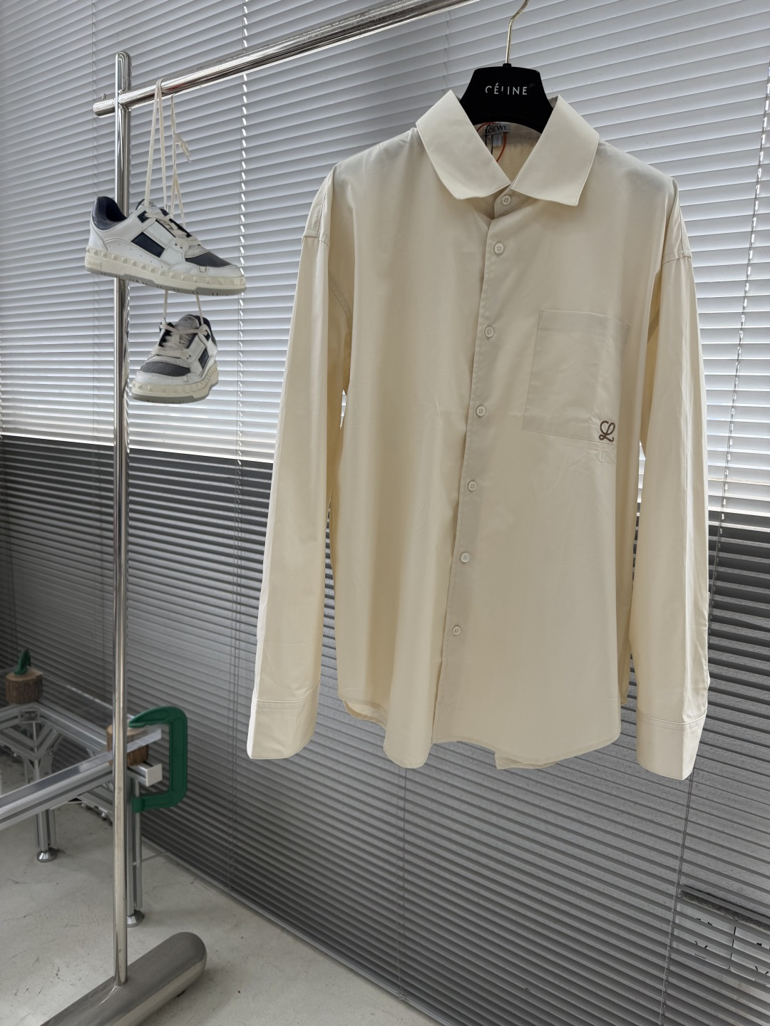 NO:938216,-Loew Anagram two-color embroidered patch pocket shirt. Custom-dyed cloud satin twill shirt material. It has excellent texture and is comfortable and close to the skin. It is presented with a touch of sun-kissed linen apricot. It is the most restrained romance of nature. The chest patch pocket is decorated with two-color Anagram embroidery. Each thread of the two-color embroidery flows between clear and hazy with the light, injecting a sense of breathing into the totem. At the same time, it has a retro soul and a modern attitude. It interprets high-end fashion style and uses imported machine embroidery.  Use advanced computer control system and precision mechanical components to realize Loew* Anagram two-color semi-finished embroidery work. The workmanship is smooth and smooth. The lines are full and the stitches are fine. It adopts the side-turning embedded sewing process. It is smooth and tidy. The fabrics have been sand washed and have a better hand feel. Not easy to deform. Not easy to shrink. Not easy to fade. Maintain long-term beauty. Size 36 38 40 42 Length 75777981 Bust  116 120 124 128 Shoulder width 53.5 55 56.5 58,,loewe,shirts,19860909-Loew Anagram双色刺绣贴袋衬衫 定制定染云缎斜纹衬衫料 质感卓越 舒适贴肤 以一抹被阳光吻过的亚麻杏呈现 是自然最克制的浪漫 胸前贴袋饰有双色Anagram刺绣 双色刺绣的每一根丝线都随光线照射在清晰与朦胧流转 为图腾注入呼吸感 同时拥有复古的灵魂与现代的态度 诠释着高级的时尚格调 采用进口机绣花 使用先进的计算机控制系统和精密的机械部件 实现Loew* Anagram双色半成品绣花作业 做工工整平整 线条感十足 针脚细密 采用侧翻埋夹车线工艺 平顺整洁 工整整洁 面料都经过砂洗 手感质感更佳 不易变形 不易缩水 不易褪色 保持长久的美观 尺码 36 38 40 42 衣长75777981 胸围 116 120 124 128 肩宽53.5 55 56.5 58,,loewe,shirts,,Men's clothing
