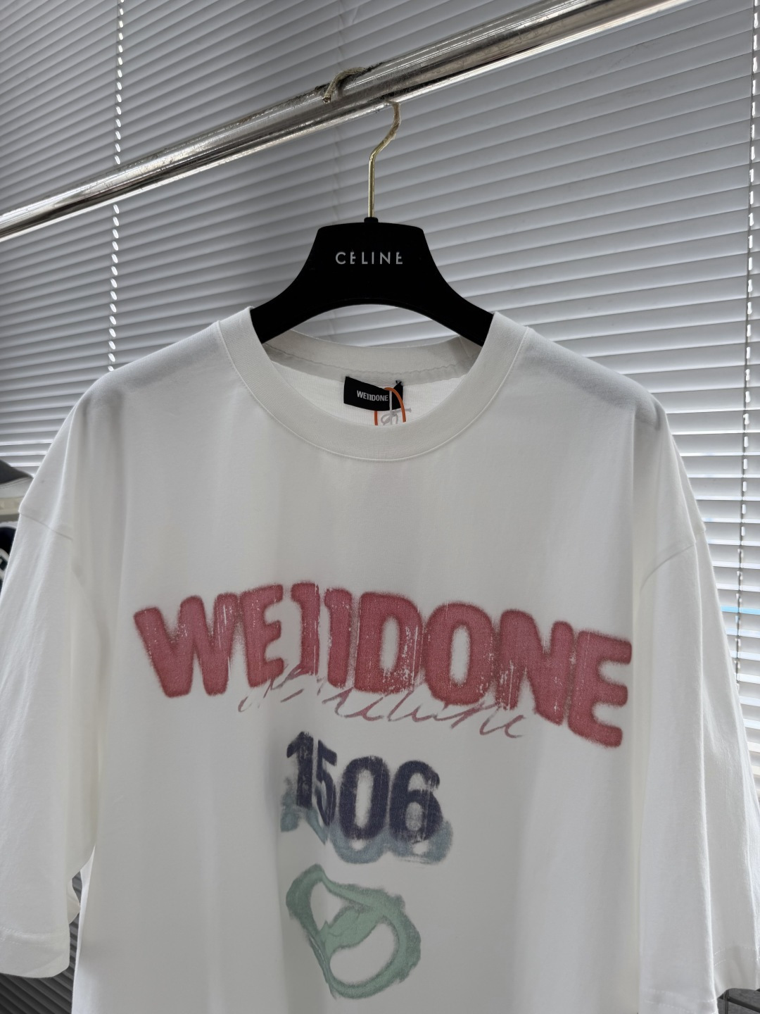 -WE11DONE 彩色喷绘短袖定制云絮平纹棉 手感细腻 舒适贴肤 以一袭纯净之白 散发着与生俱来的高雅