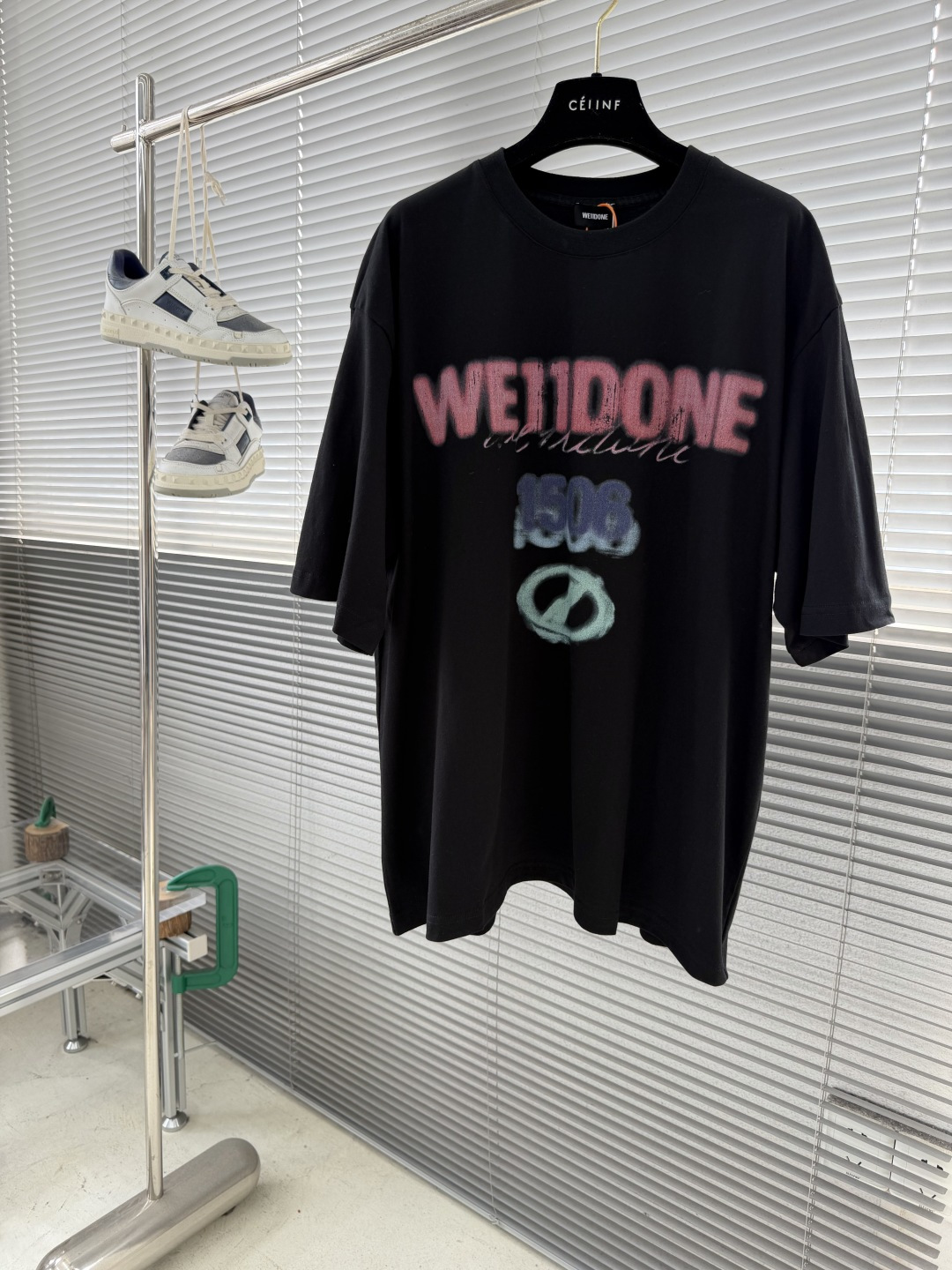 -WE11DONE 彩色喷绘短袖定制云絮平纹棉 手感细腻 舒适贴肤 以一袭纯净之白 散发着与生俱来的高雅