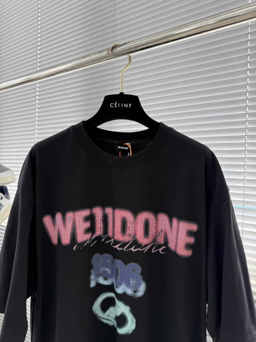 -WE11DONE 彩色喷绘短袖定制云絮平纹棉 手感细腻 舒适贴肤 以一袭纯净之白 散发着与生俱来的高雅