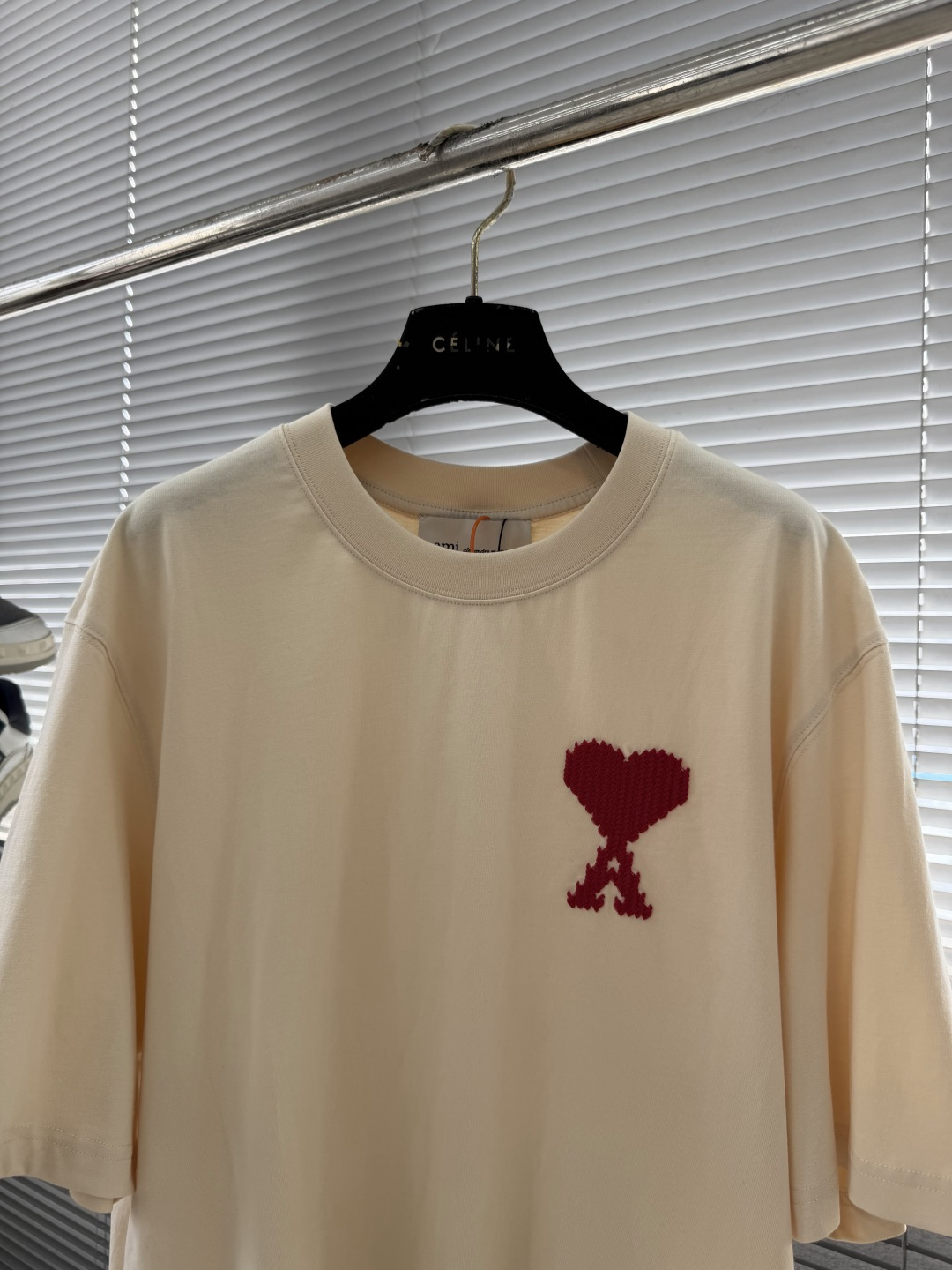 -Ami Paris 爱心刺绣短袖定制雾柔平纹棉 柔软细腻 舒适贴肤 一抹暖杏色悄然漫过衣袂 自然馈赠的