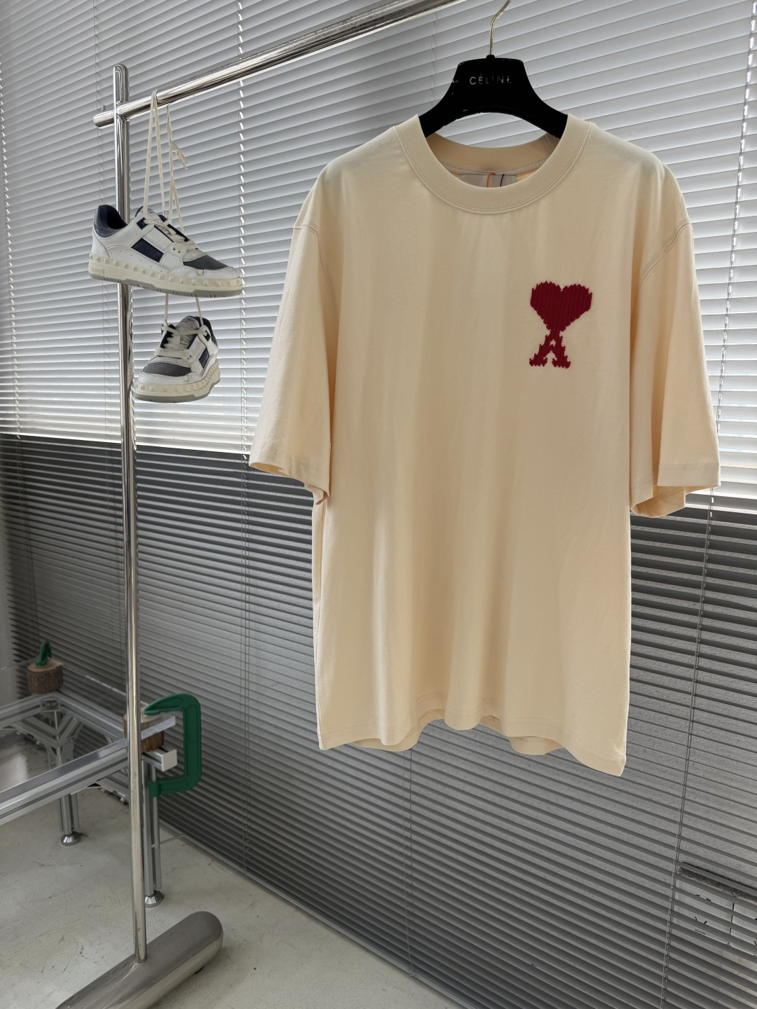 -Ami Paris 爱心刺绣短袖定制雾柔平纹棉 柔软细腻 舒适贴肤 一抹暖杏色悄然漫过衣袂 自然馈赠的